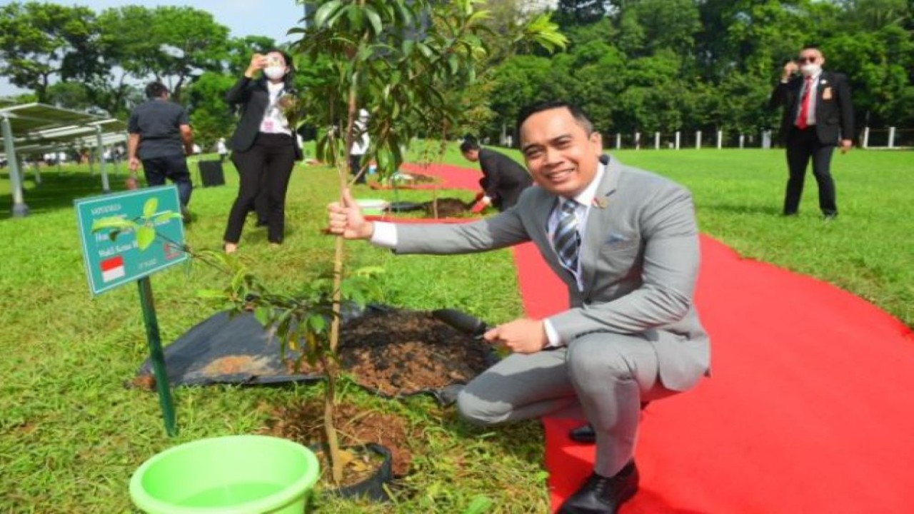 Wakil Ketua BKSAP DPR RI Putu Supadma Rudana saat menghadiri 'Tree Planting to Commemorate P20 Indonesia 2022' di Taman Energi Surya DPR RI, Senayan, Jakarta, Jumat (7/10/2022). (Jaka/nvl)