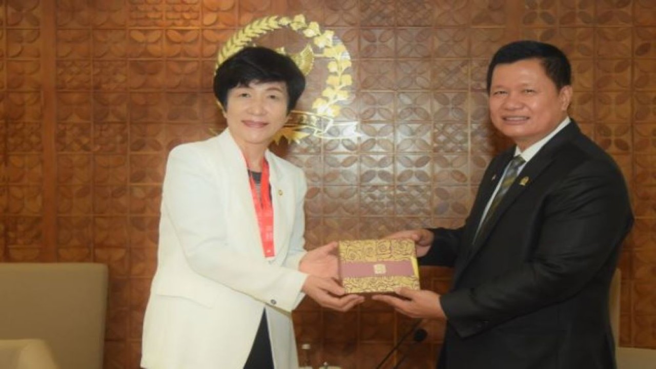 Ketua GKSB DPR RI-Parlemen Korea Selatan Edward Tannur saat bertukar cenderamata usai menggelar pertemuan bilateral dengan Deputy of the National Assembly of South Korea Kim Young Joo, Jumat (7/10/2022). (Runi/nvl)