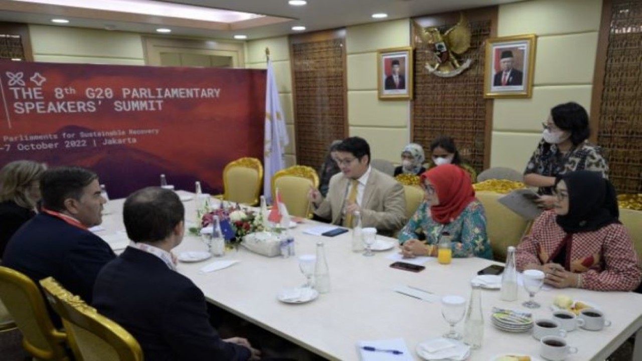 Anggota Grup Kerja Sama Bilateral (GKSB) DPR RI - Perlemen Australia Ravindra Airlangga saat pertemuan bilateral dengan parlemen Australia di Gedung Nusantara, Senayan, Jakarta, Jumat (7/10/2022). (Andri)