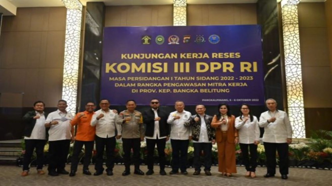 Anggota Komisi III DPR RI Arsul Sani saat foto bersama usai Kunjungan Kerja Reses dengan Kapolda Bangka Belitung beserta Jajaran dan Kepala BNN Bangka Belitung di Pangkal Pinang, Bangka Belitung, Rabu (5/10/2022). (Aaron/nvl)