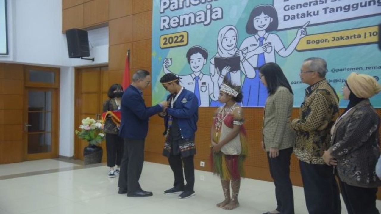 Deputi Administrasi Setjen DPR RI Sumariyandono secara simbolis membuka secara resmi Parlemen Remaja 2022 di Ruang Sidang Wisma DPR RI, Bogor, Jawa Barat, Senin (10/10/2022). (Andri)