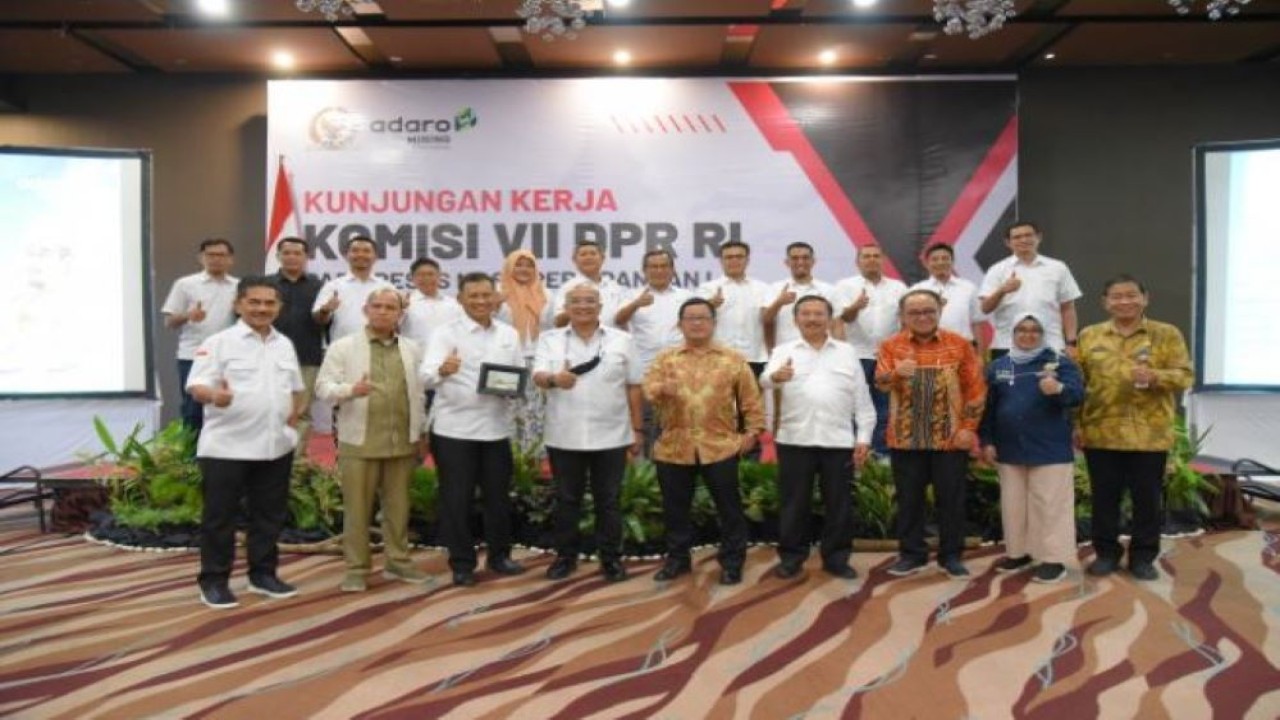 Wakil Ketua Komisi VII DPR Dony Maryadi Oekon saat foto bersama usai memimpin pertemuan Tim Kunjungan Kerja Komisi VII DPR RI dengan PT Adaro Indonesia. (Rizki/nvl)