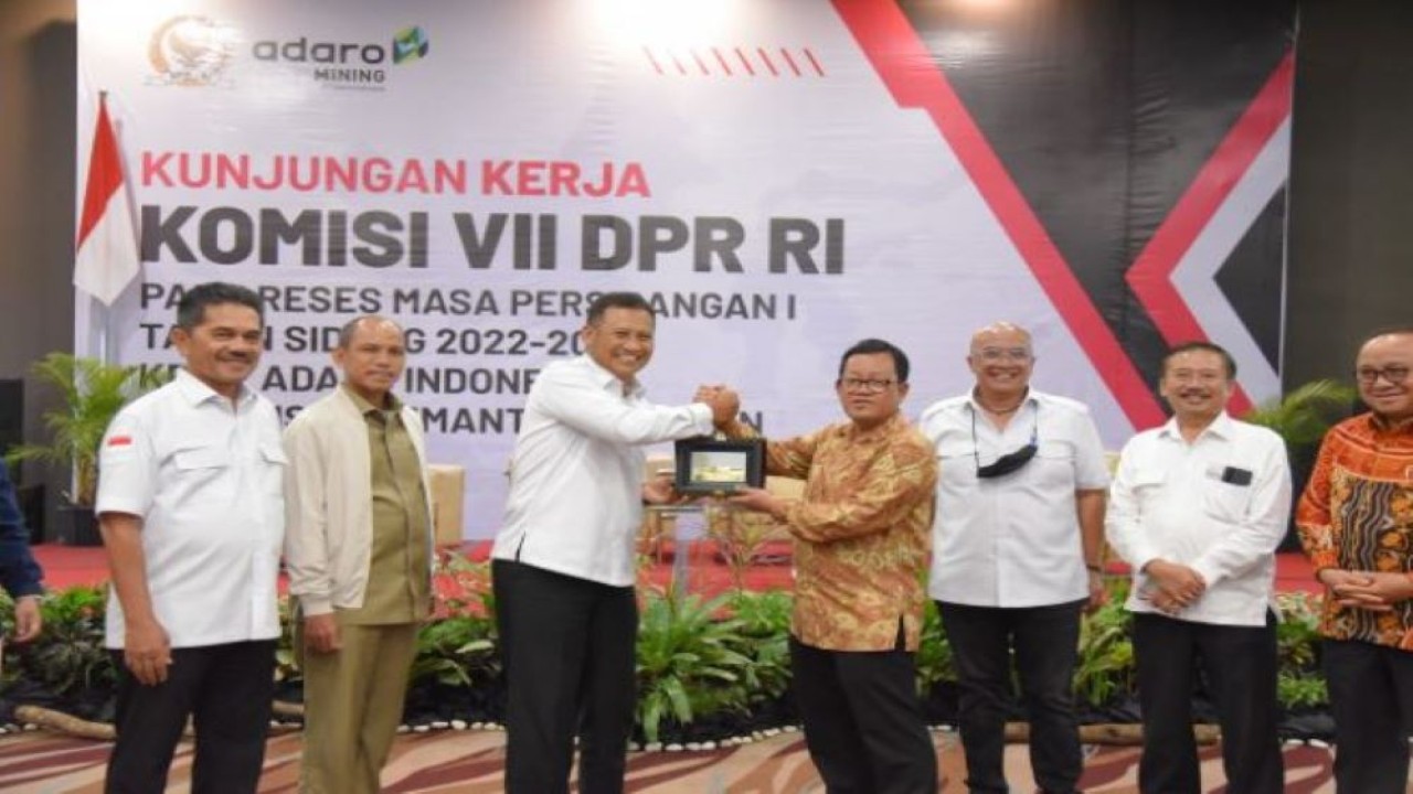 Ketua Komisi VII DPR RI Sugeng Suparwoto saat bertukar cenderamata usai Kunjungan Kerja Komisi VII DPR RI dengan PT Adaro Indonesia. (Rizki/nvl)