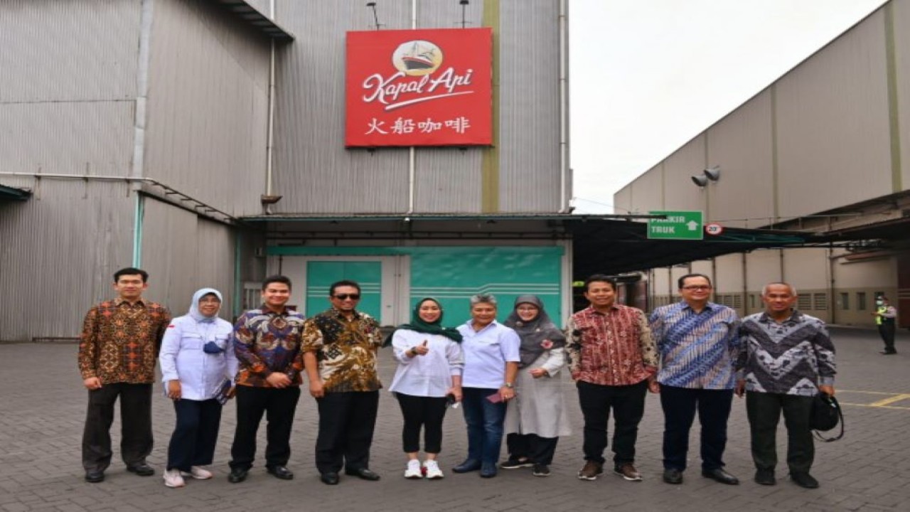 Tim Kunker Komisi VII DPR RI Komisi VII DPR RI yang dipimpin Tifatul Sembiring saat foto bersama usai pertemuan dengan direksi PT Santos Jaya Abadi. (Husen/nvl)