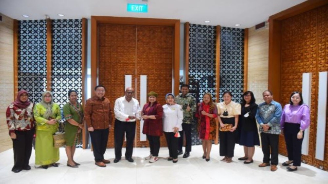 Anggota Komisi I DPR RI Bobby Adhityo Rizaldi dan Anggota DPR RI Luluk Nur Hamidah saat foto bersama usai menerima kunjungan sejumlah anggota APHR dari negara-negara di Asia Tenggara. (Jaka/nvl)