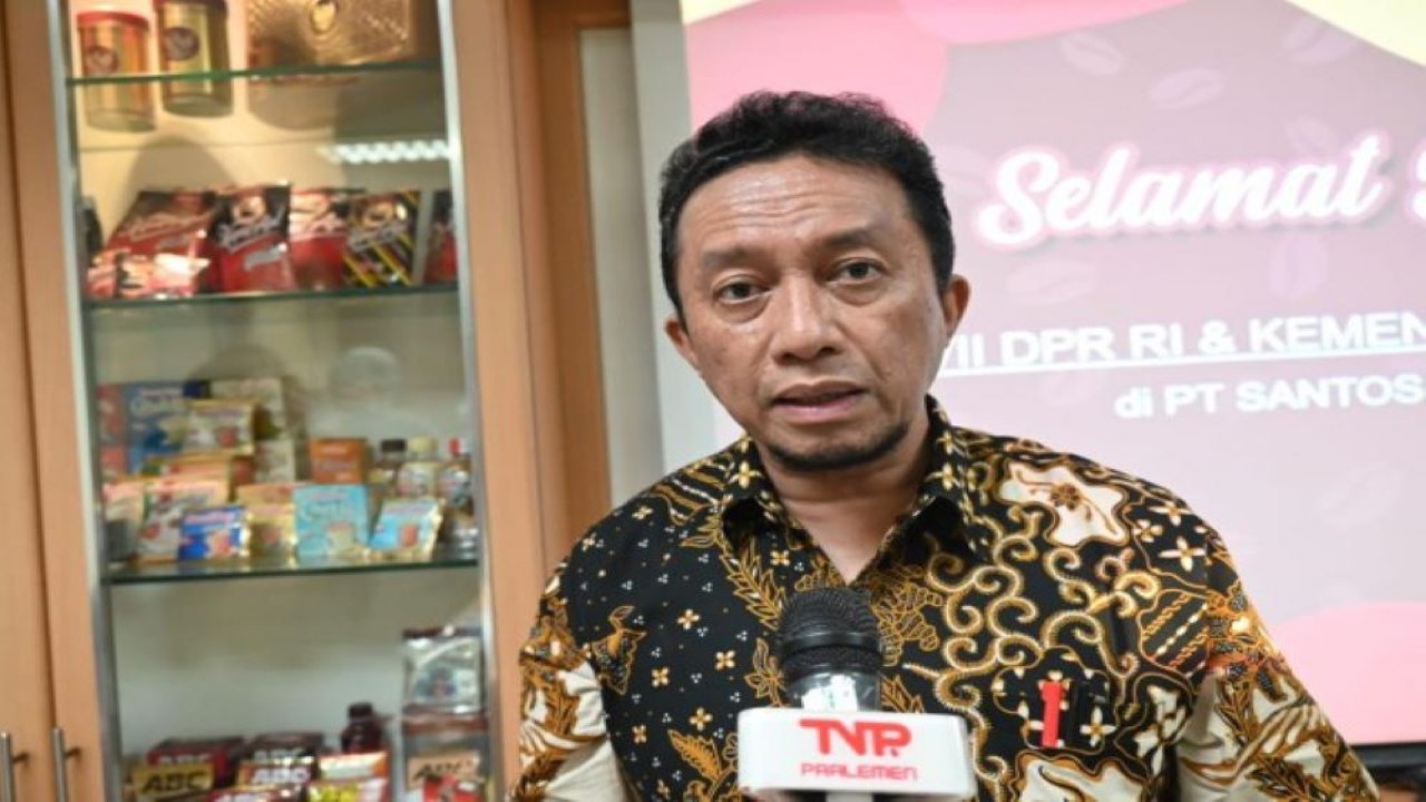 Anggota Komisi VII DPR Tifatul Sembiring saat diwawancarai usai pertemuan delegasi Komisi VII DPR RI dengan direksi PT Santos Jaya Abadi yang memproduksi kopi Kapal Api, di Sidoarjo. (Husen/nvl)