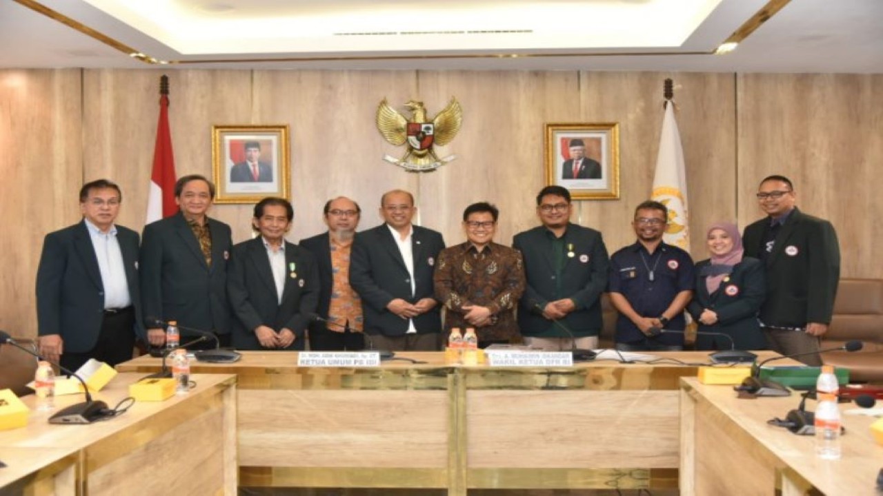 Wakil Ketua DPR RI Abdul Muhaimin Iskandar saat foto bersama usai menerima audiensi Pengurus Besar (PB) Ikatan Dokter Indonesia (IDI) di ruang kerjanya, Gedung Nusantara III. (Oji/nvl)