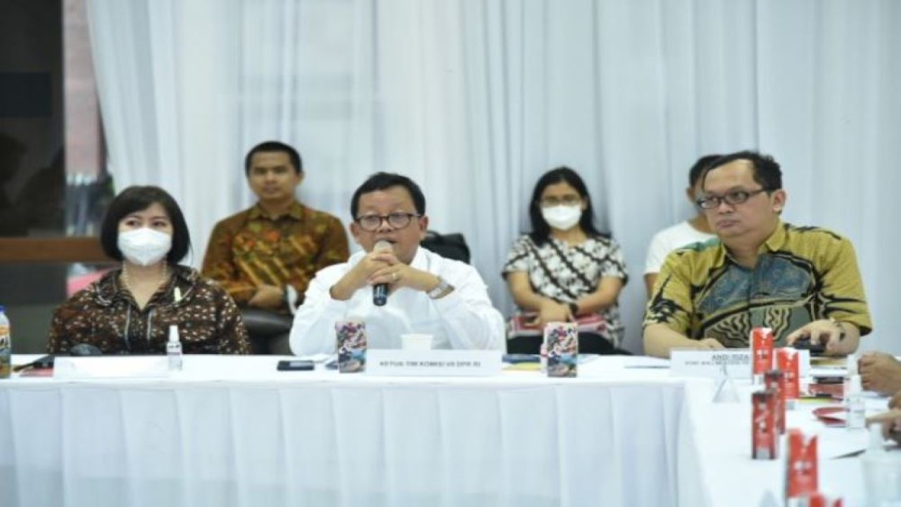 Ketua Komisi VII Sugeng Suparwoto (tengah) saat memimpin pertemuan dengan direksi pabrik teh botol PT Sinar Sosro, Dirjen Industri Agro Kemenperin RI serta Perwakilan Dinas Perindustrian Provinsi Bali di Auditorium Pabrik Teh Botol tersebut di Gianyar Bali, Rabu (19/10/2022). (Naefuroji/mr)