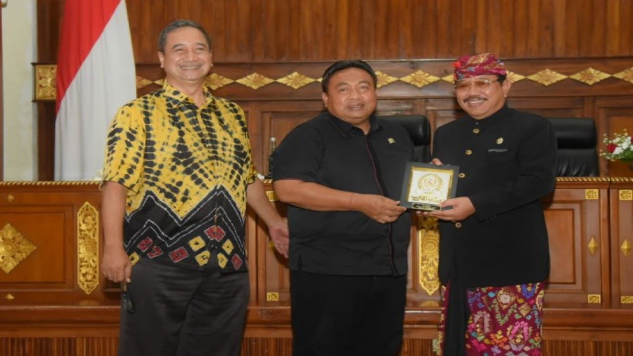 Anggota Baleg DPR RI I Nyoman Parta saat bertukar cenderamata usai melakukan pertemuan di Ruang Rapat Wiswa Sabha Utama, Kantor Gubernur Provinsi Bali, Rabu (19/10/2022). (Runi/nvl)