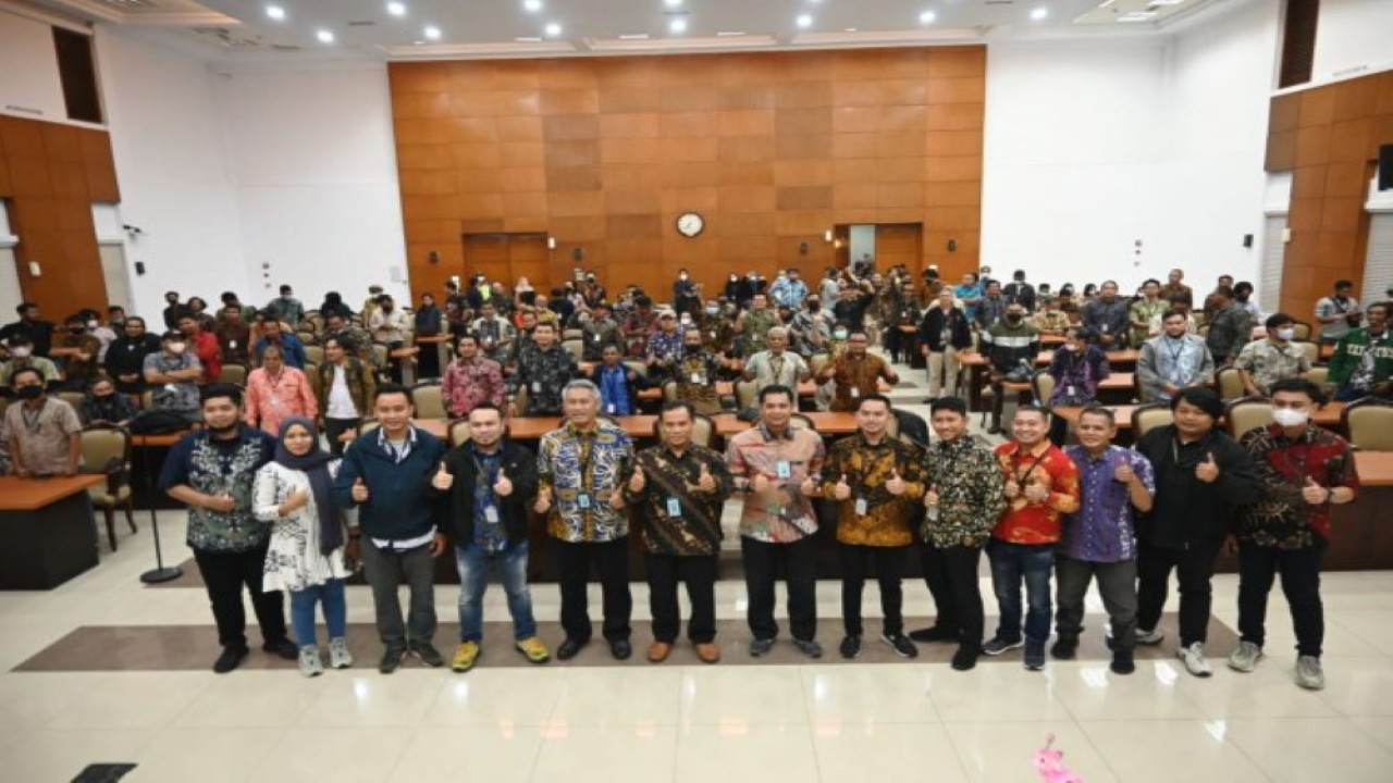 Kepala Biro Pemberitaan Parlemen Setjen DPR RI Indra Pahlevi saat foto bersama usai acara pemilihan Ketua Koordinatoriat Wartawan Parlemen (KWP) 2022-2024. (Prima/nvl)