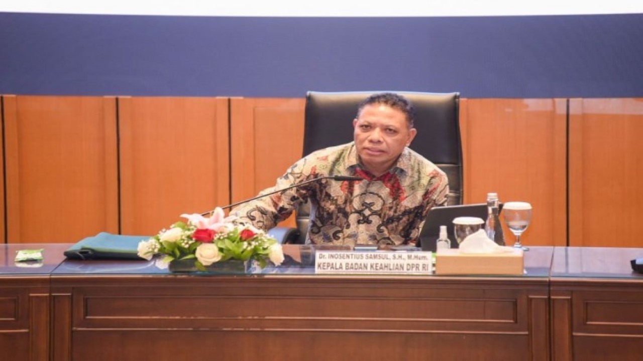 Kepala Badan Keahlian (BK) Sekretariat Jenderal (Setjen) DPR RI Inosentius Samsul saat menjadi narasumber di seminar nasional bertajuk 'Percepatan Pemulihan Ekonomi dan Penguatan Berkelanjutan di Tengah Tantangan Dinamika Global'. (Geraldi/mr)