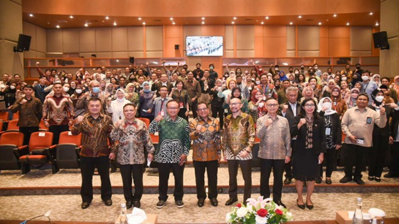 Kepala BK Setjen DPR RI Inosentius Samsul saat foto bersama usai acara Seminar Nasional di Ruang Abdul Muis. (Geraldi/nvl)