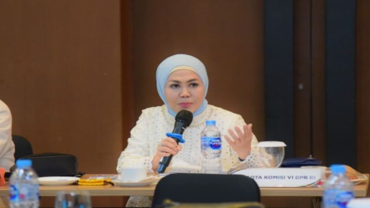 Anggota Komisi VI DPR RI Intan Fauzi saat forum pertemuan dengan Kementerian Dalam Negeri dan sejumlah BUMN pangan di Pontianak. (Safitri/nvl)