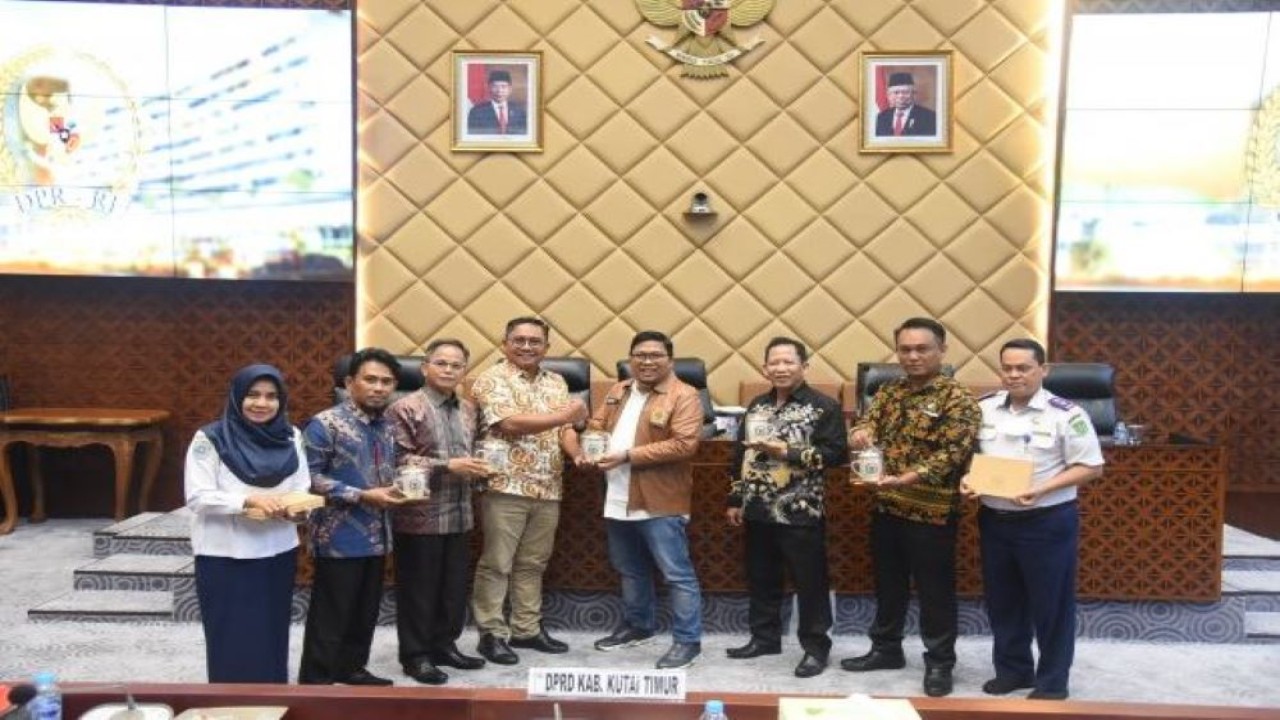 Anggota Komisi V DPR RI Irwan Fecho berfoto bersama dengan sejumlah Anggota DPRD Kota Kutai Timur yang dipimpin langsung Ketua Komisi C Adi Sufianto. (Arief/nvl)