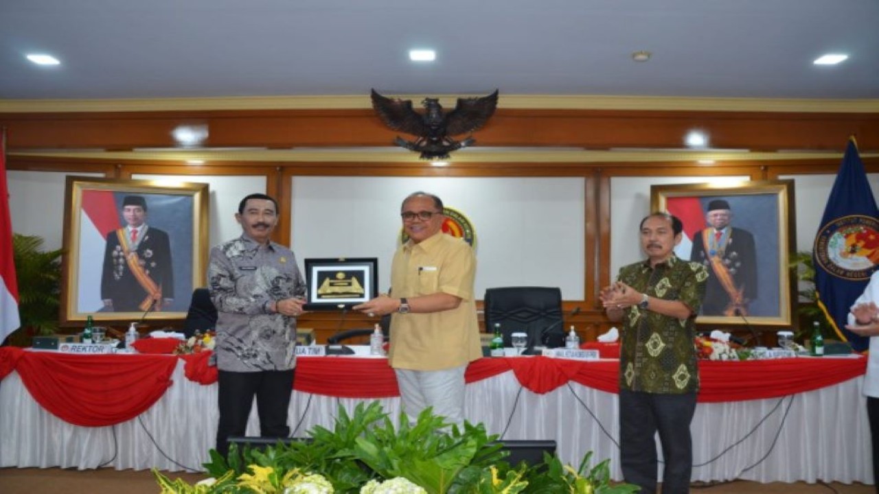 Wakil Ketua Komisi II DPR RI Junimart Girsang saat bertukar cenderamata usai memimpin tim kunjungan kerja reses Komisi II DPR RI ke Kampus IPDN Jatinangor, Sumedang, Rabu (26/10/2022). (Puntho/nvl)