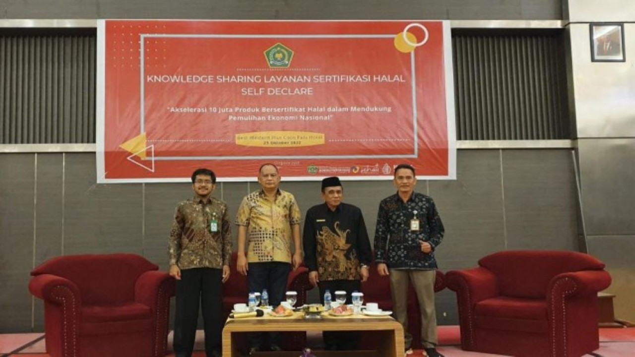 Anggota Komisi VIII Matindas Y. Manurung saat foto bersama usai Kegiatan 'Knowledge Sharing Layanan Sertifikasi Halal Self Declare' bersama dengan Badan Penyelenggara Jaminan Produk Halal (BPJPH). (Ist/nvl)