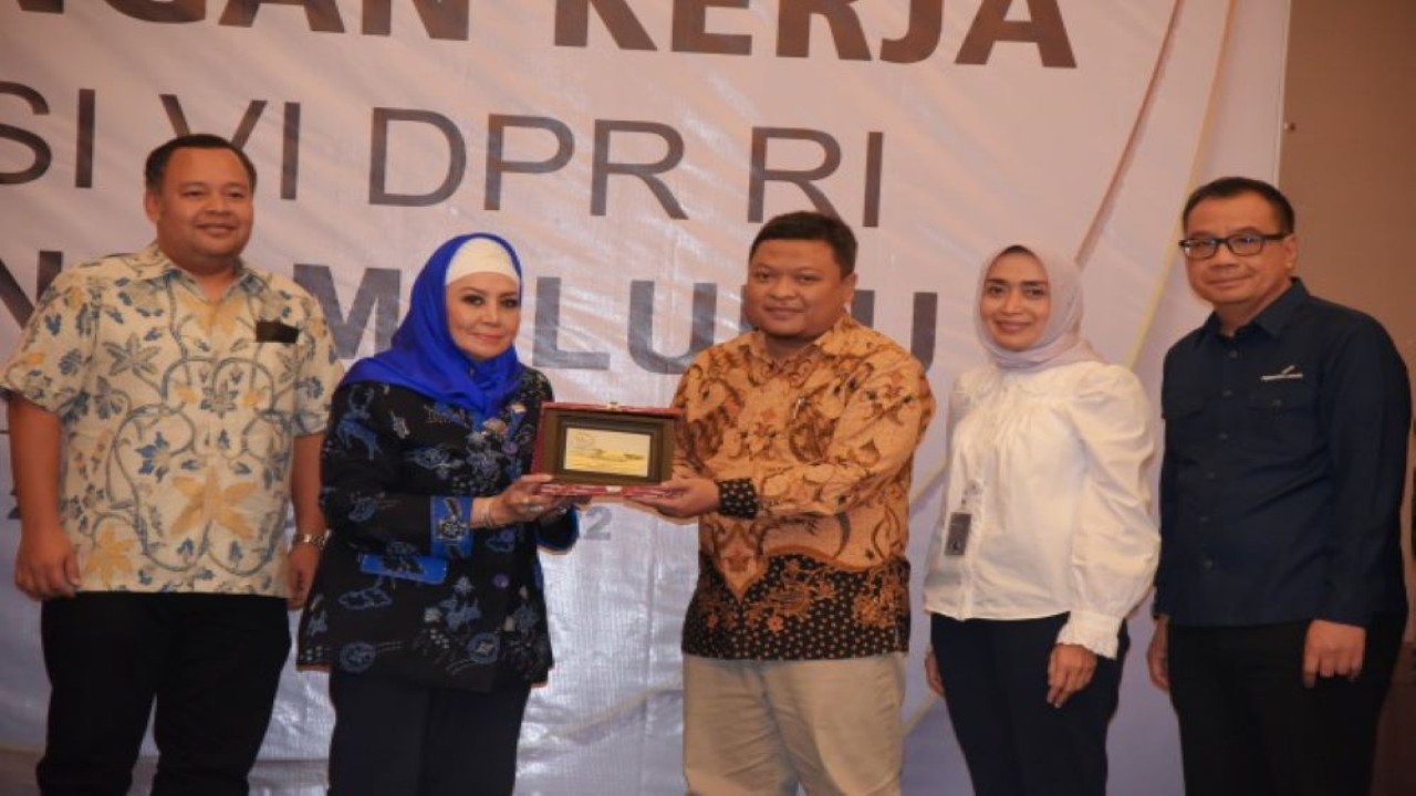 Anggota Komisi VI DPR Melani Leimena Suharli saat bertukar cenderamata usai pertemuan dengan sejumlah Dirut BUMN dalam rangka Kunjungan Kerja Komisi VI DPR. (Eki/nvl)