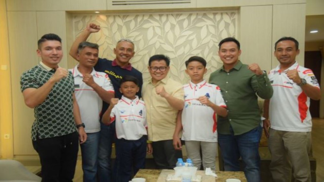 Wakil Ketua DPR RI Abdul Muhaimin Iskandar saat foto bersama usai menerima kunjungan dua pembalap belia Indonesia yang akan berlaga di Valencia, Spanyol. (Runi/nvl)