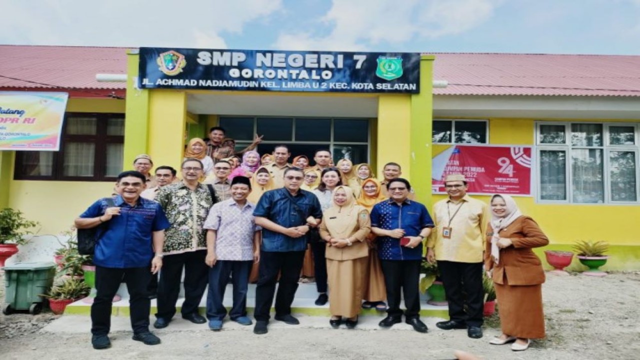 Tim Kunjungan Kerja Komisi X DPR RI saat foto bersama usai meninjau beberapa sekolah di Provinsi Gorontalo, Selasa (25/10/2022). (Ayu/nvl)