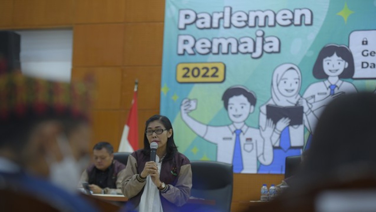 Plt. Deputi Persidangan Setjen DPR RI Suprihartini saat menjadi narasumber dalam Seminar Parja 2022