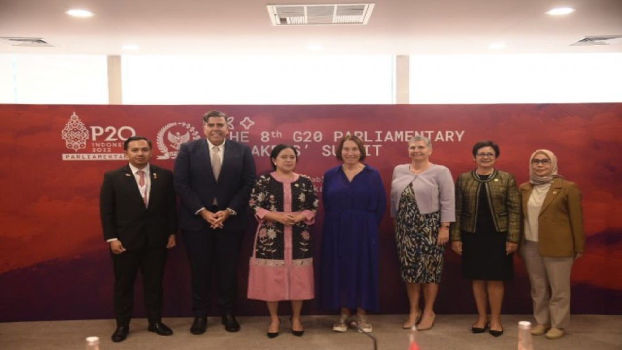 Ketua DPR RI Dr. (H.C.) Puan Maharani saat foto bersama usai pertemuan bilateral dengan President of The Australian Senate Susan Lines dalam rangkaian The 8th G20 Parliamentary Speakers' Summit (P20). (Kresno/nvl)