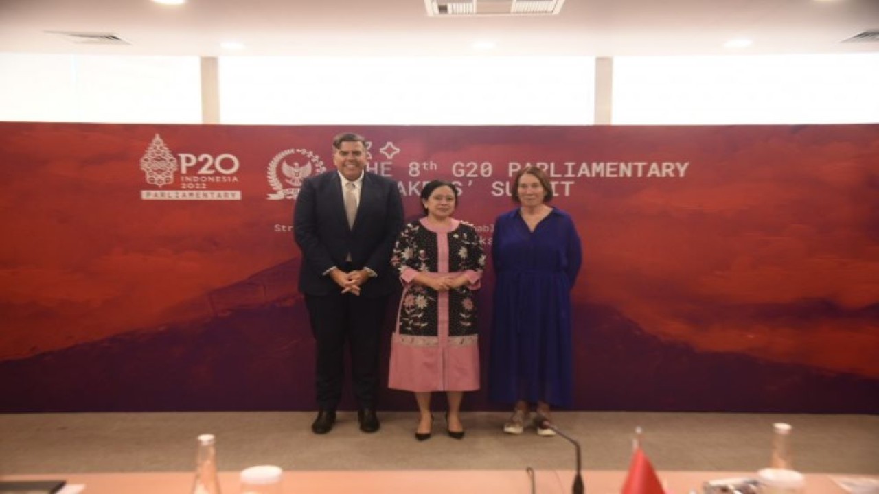 Ketua DPR RI Dr. (H.C.) Puan Maharani saat foto bersama usai pertemuan bilateral dengan President of The Australian Senate Susan Lines di Gedung Nusantara II DPR RI, Senayan, Jakarta, Rabu (5/10/2022). (Kresno/nvl)