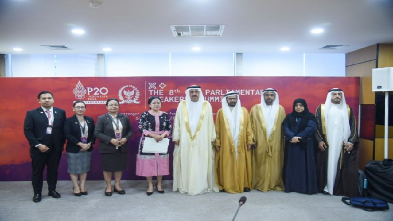 Ketua DPR RI (H.C.) Puan Maharani saat foto bersama usai pertemuan bilateral dengan Dewan Federal Nasional Uni Emirat Arab (UEA) Saqr Ghobash. (Kresno/nvl)