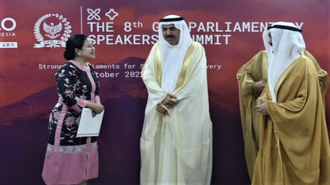 Ketua DPR RI Dr. (H.C) Puan Maharani saat pertemuan bilateral dengan Dewan Federal Nasional Uni Emirat Arab (UEA) Saqr Ghobash di Gedung Nusantara, Senayan, Jakarta, Rabu (5/10/2022). (Eno/Man)