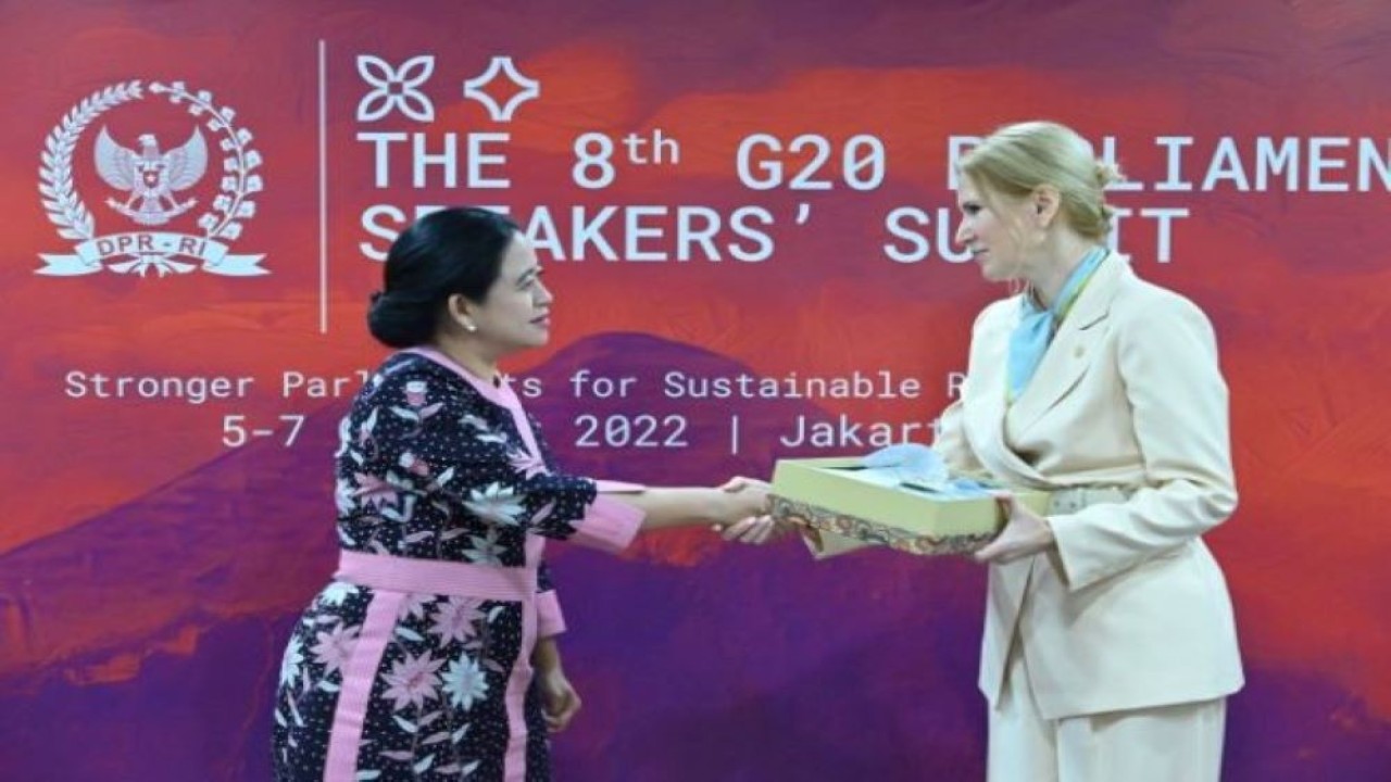 Ketua DPR RI Dr. (H.C.) Puan Maharani saat bilateral meeting dengan Deputy Chairman of The Verkhovna Rada of Ukraine sekaligus Deputy Head of the Executive Committee of the National Parliamentary Group in IPU Olena Kondratiuk dalam rangkaian The 8th G20 Parliamentary Speakers' Summit (P20) di Gedung Nusantara II DPR RI, Senayan, Jakarta, Rabu (5/10/2022). (Eno/Man)