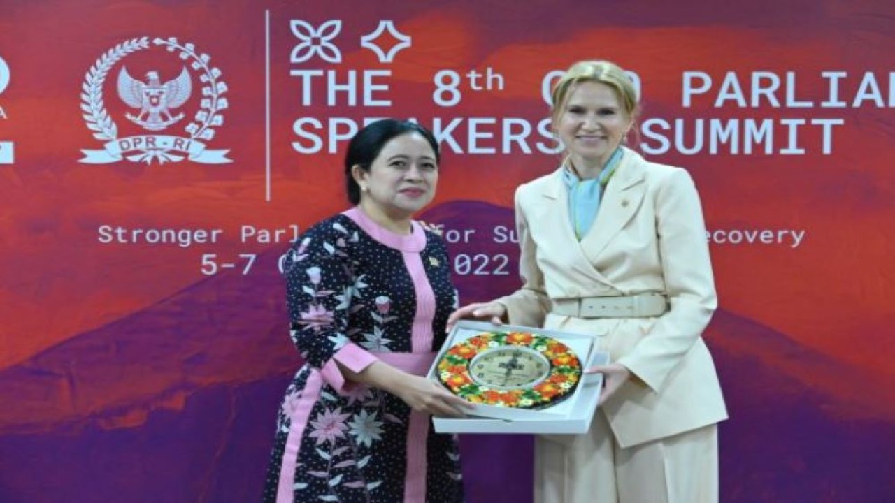 Ketua DPR RI Dr. (H.C.) Puan Maharani bertukar cinderamata dengan Deputy Chairman of The Verkhovna Rada of Ukraine Olena Kondratiuk dalam rangkaian The 8th G20 Parliamentary Speakers' Summit (P20) di Gedung Nusantara II DPR RI, Senayan, Jakarta, Rabu (5/10/2022). (Eno/Man)