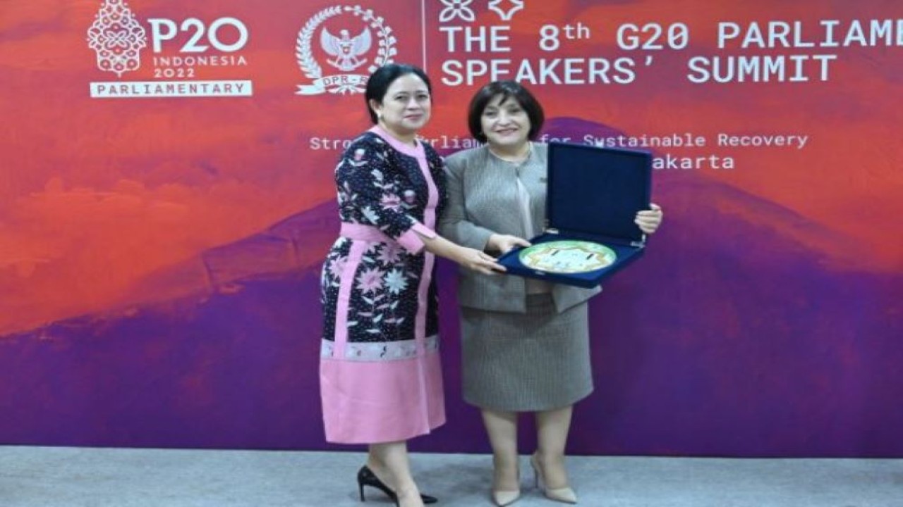 Ketua DPR RI Dr. (H.C.) Puan Maharani bertukar cinderamata dengan delegasi Ketua Majelis Nasional Azerbaijan HE. Ms. Sahiba Gafarova di Gedung DPR RI, Senayan, Jakarta, Rabu (5/10/2022). (Eno/Man)