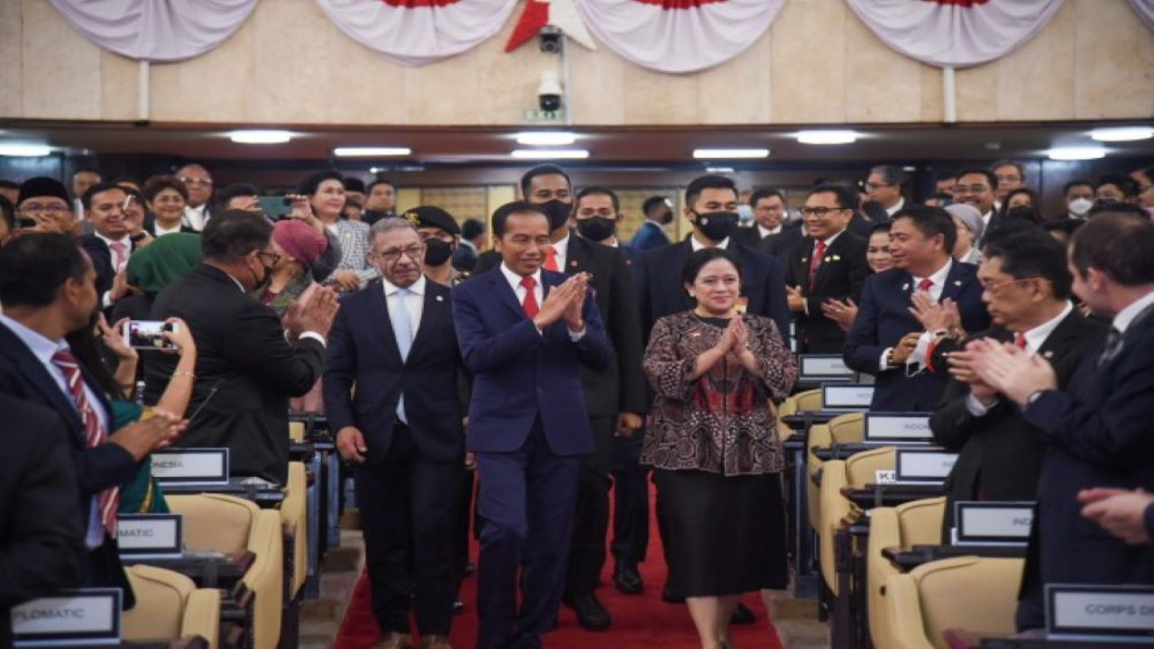 Ketua DPR RI Dr. (H.C) Puan Maharani bersama Presiden Republik Indonesia Joko Widodo serta Presiden Inter-Parliamentary Union (IPU) Duarte Pacheco saat memasuki Gedung Nusantara pada pembukaan The G20 Parliamentary Speaker's Summit (P20), Kamis (6/10/2022). (Geraldi/nvl)