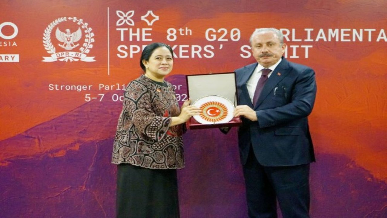 Ketua DPR RI Dr. (H.C.) Puan Maharani saat foto bersama usai pertemuan bilateral dengan Turki dalam Forum P20 di Senayan, Jakarta, Kamis (6/10/2022). (Bonis/nvl)