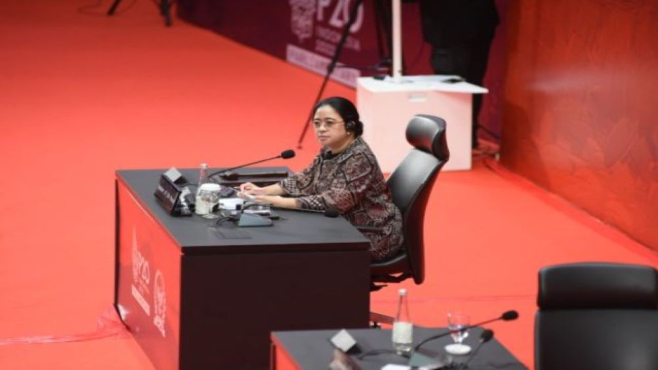 Ketua DPR RI Dr. (H.C) Puan Maharani saat memimpin P20 Summit dengan tema 'Emerging Issues: Food and Energy Security and Economic Challenge', di Gedung Nusantara, Jakarta, Kamis (6/10/2022). (Devi/nvl)