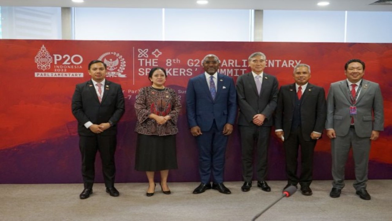 Ketua DPR RI Dr. (H.C.) Puan Maharani saat foto bersama usai pertemuan Bilateral antara DPR RI dan Parlemen Amerika Serikat di Forum P20 di Senayan, Jakarta, Kamis (6/10/2022). (Bonis/nvl)