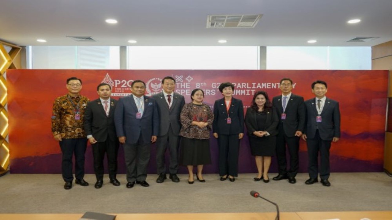 Ketua DPR RI Dr. (H.C.) Puan Maharani saat foto bersama usai pertemuan bilateral dengan Parlemen Korea Selatan di Forum P20 di Senayan, Jakarta, Kamis (6/10/2022). (Bonis/nvl)