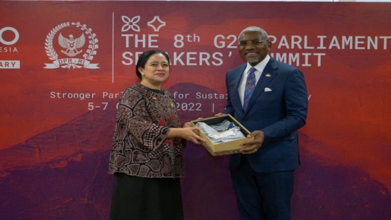 Ketua DPR RI Dr. (H.C.) Puan Maharani saat bertukar cenderamata usai Pertemuan Bilateral antara DPR RI dan Parlemen Amerika Serikat di forum P20 di Senayan, Jakarta, Kamis (6/10/2022). (Bonis/nvl)