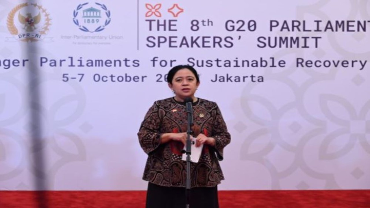 Ketua DPR RI Dr. (H.C.) Puan Maharani saat konferensi pers usai memimpin pada sesi P20 summit ketiga dengan tema 'Effective Parliament Vibrant Democracy' di Gedung Nusantara DPR RI, Senayan, Jakarta, Kamis (6/10/2022). (Eno/Man)