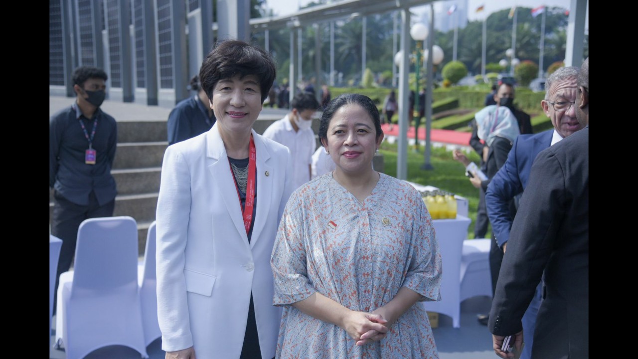 Ketua DPR RI Puan Maharani (kanan).