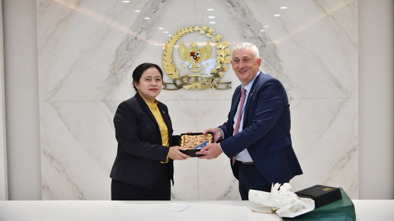 Ketua DPR RI Dr. (H.C.) Puan Maharani saat bertukar cenderamata usai  pertemuan bilateral Parlemen Indonesia-Inggris di Ruang Pimpinan DPR, Gedung Nusantara III, Senayan, Selasa (4/10/2022). Foto: Kresno/nvl