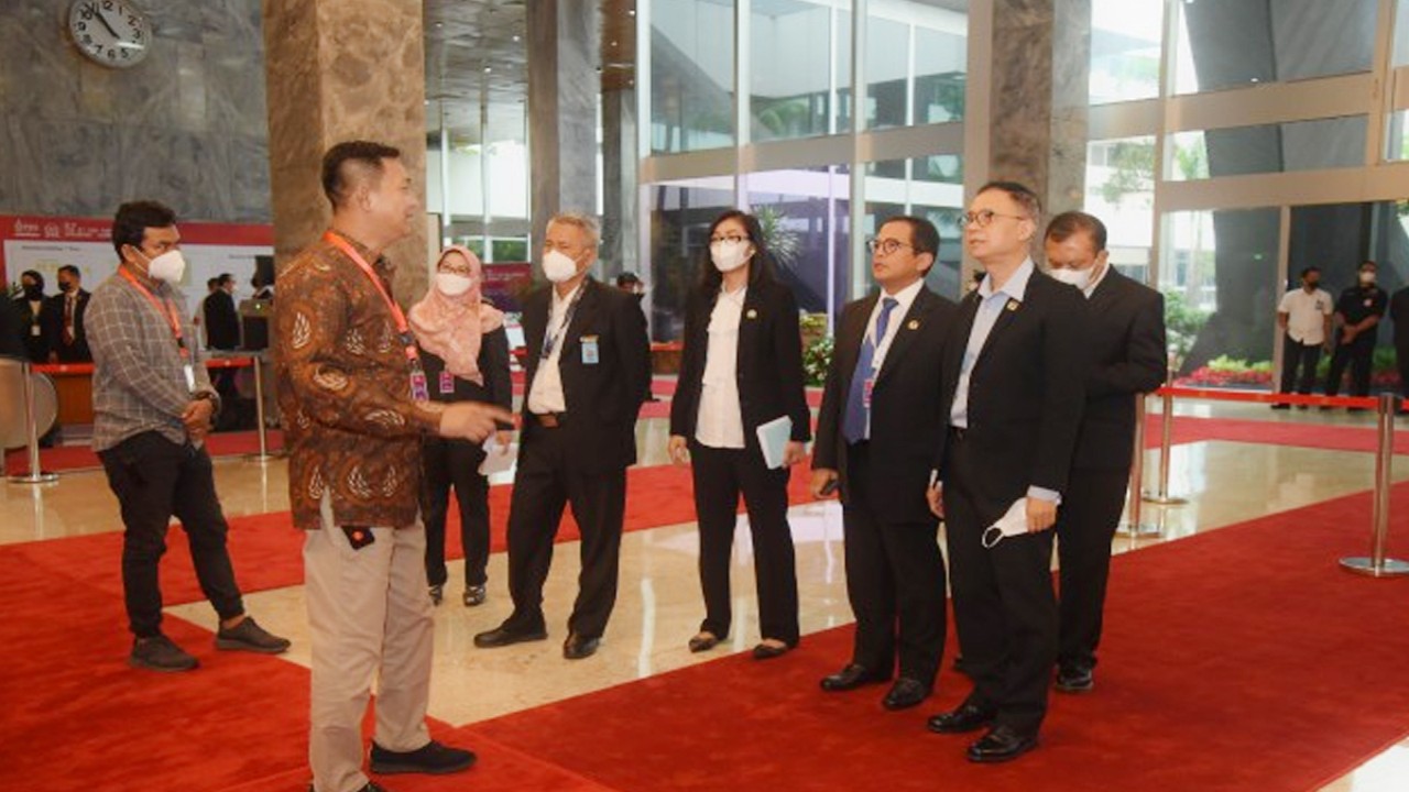 Sekretaris Jenderal (Sekjen) DPR RI Indra Isksandar saat mengecek kesiapan acara P20 di Gedung DPR RI, Senayan, Jakarta, Rabu (5/10/2022). (Foto: Runi/nvl)