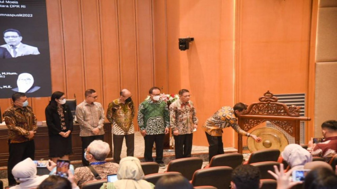 Sekretaris Jenderal (Sekjen) DPR RI Indra Iskandar membuka seminar nasional bertajuk 'Percepatan Pemulihan Ekonomi dan Penguatan Berkelanjutan di Tengah Tantangan Dinamika Global'. (Geraldi/mr)