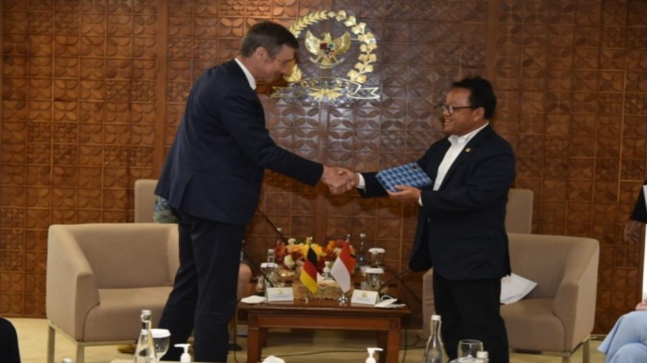 Ketua Komisi VII DPR RI Sugeng Suparwoto saat menerima kunjungan delegasi di Gedung DPR RI, Senayan, Jakarta, Kamis (27/10/2022). (Oji/Man)