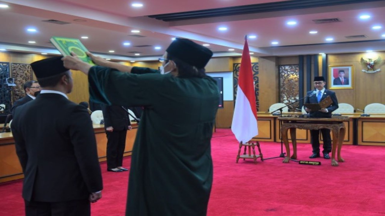 Deputi Bidang Administrasi Sekretariat Jenderal (Setjen) DPR RI Sumariyandono saat melantik Susriyanto sebagai Pejabat Fungsional Auditor Ahli Muda Inspektorat II di Ruang Pansus C, Gedung DPR RI, Senayan, Jakarta, Jumat (21/10/2022). (Jaka/Man)