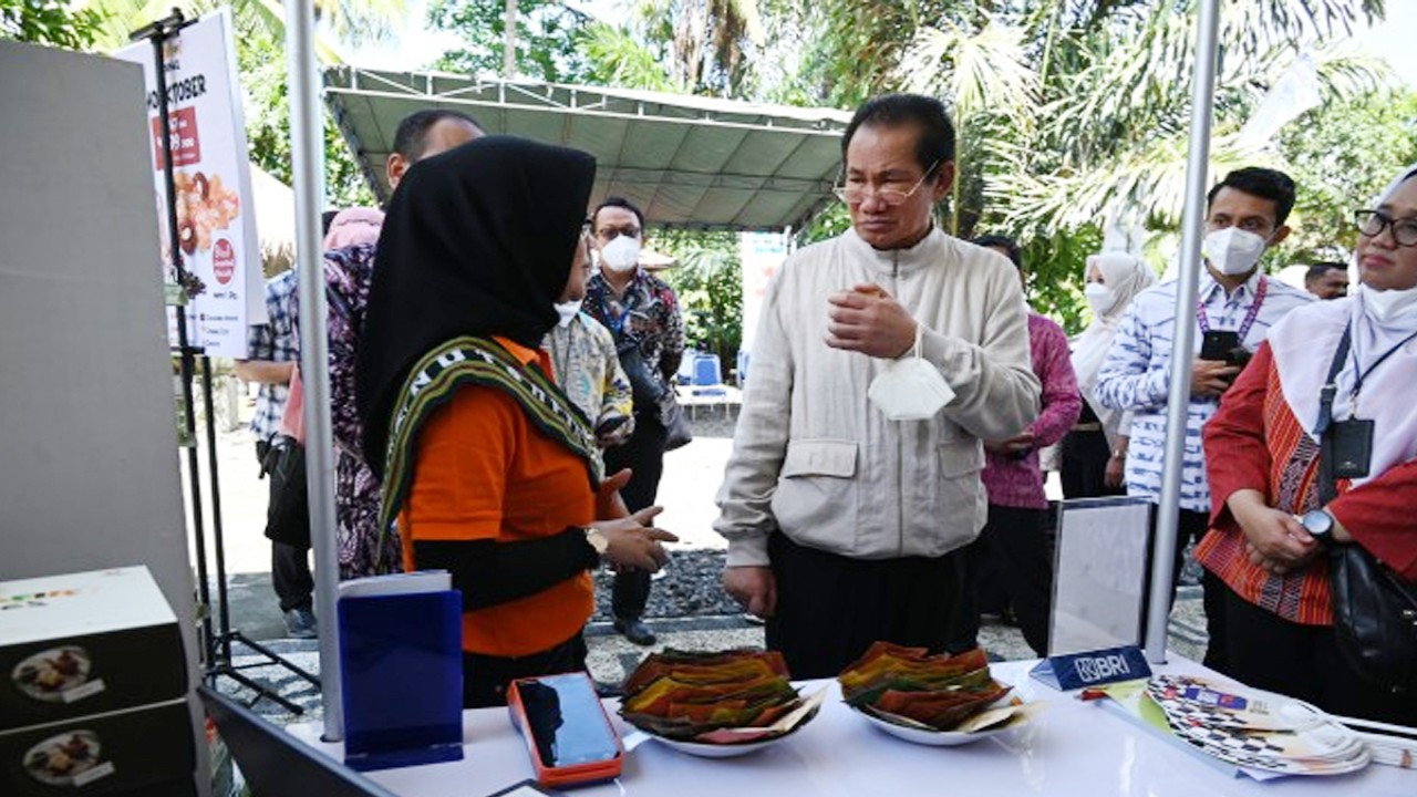 Wakil Ketua Komisi XI DPR RI Achmad Hatari saat berkunjung ke Desa Sukarara menemui pelaku UMKM, Selasa (25/10/2022). Foto: Mentari/nvl