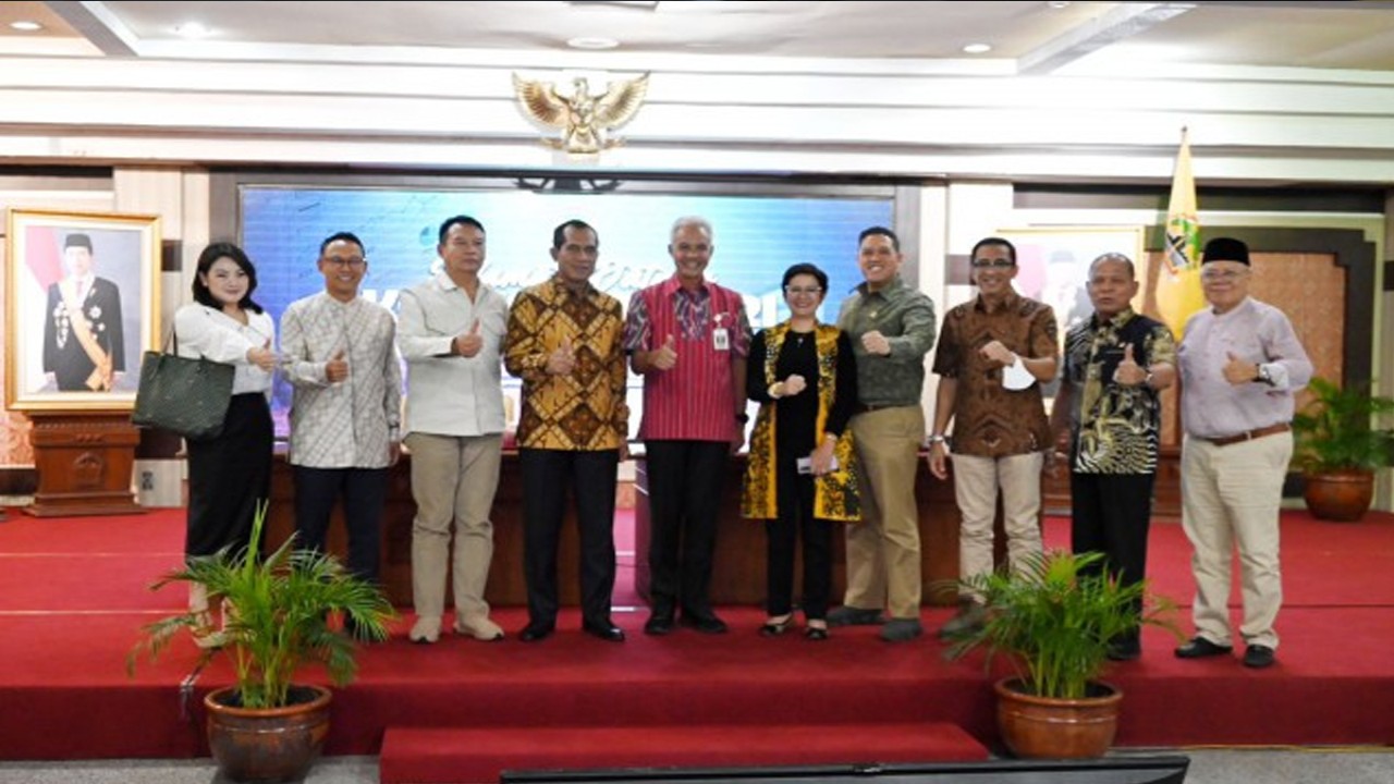 Wakil Ketua Komisi I DPR Abdul Kharis Almasyhari saat foto bersama usai pertemuan dengan Gubernur Jawa Tengah Ganjar Pranowo beserta jajaran, Selasa (8/11/2022). Foto: Bunga/nr