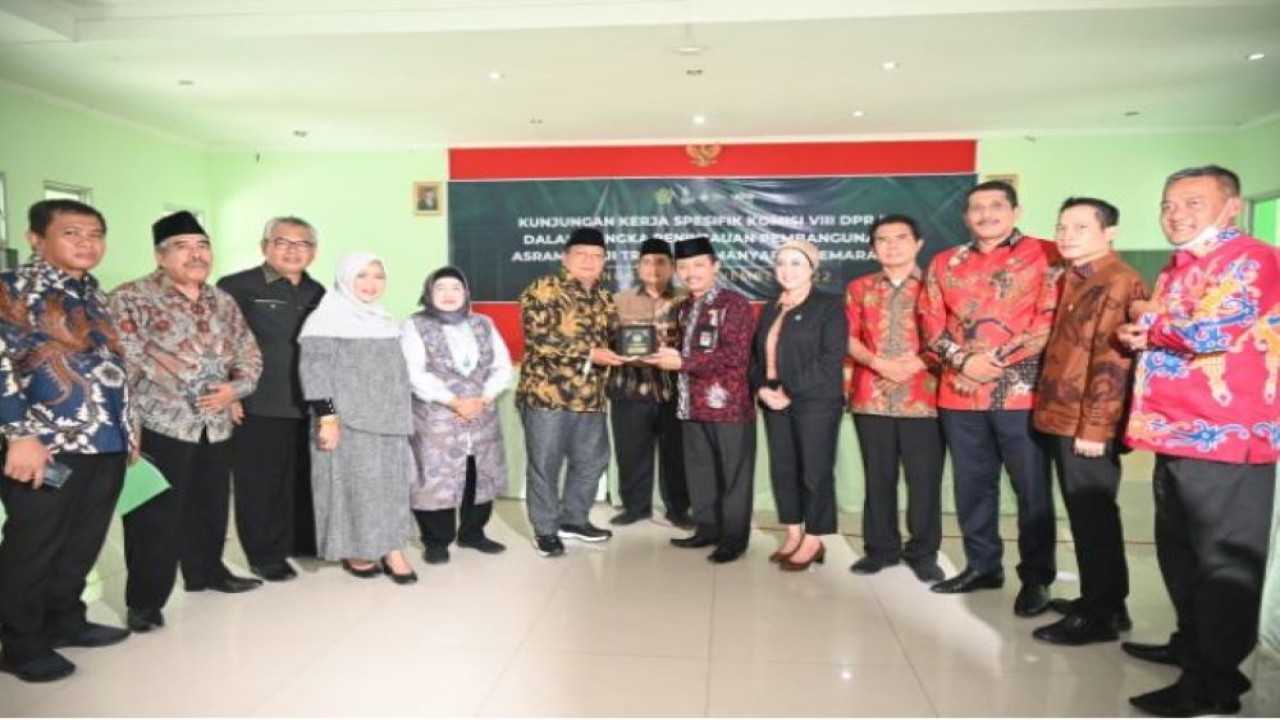 Anggota Komisi VIII DPR RI Abdul Wachid saat bertukar cenderamata usai meninjau progres revitalisasi dan pembangunan Asrama Haji di Manyaran. (Jiwa/nvl)