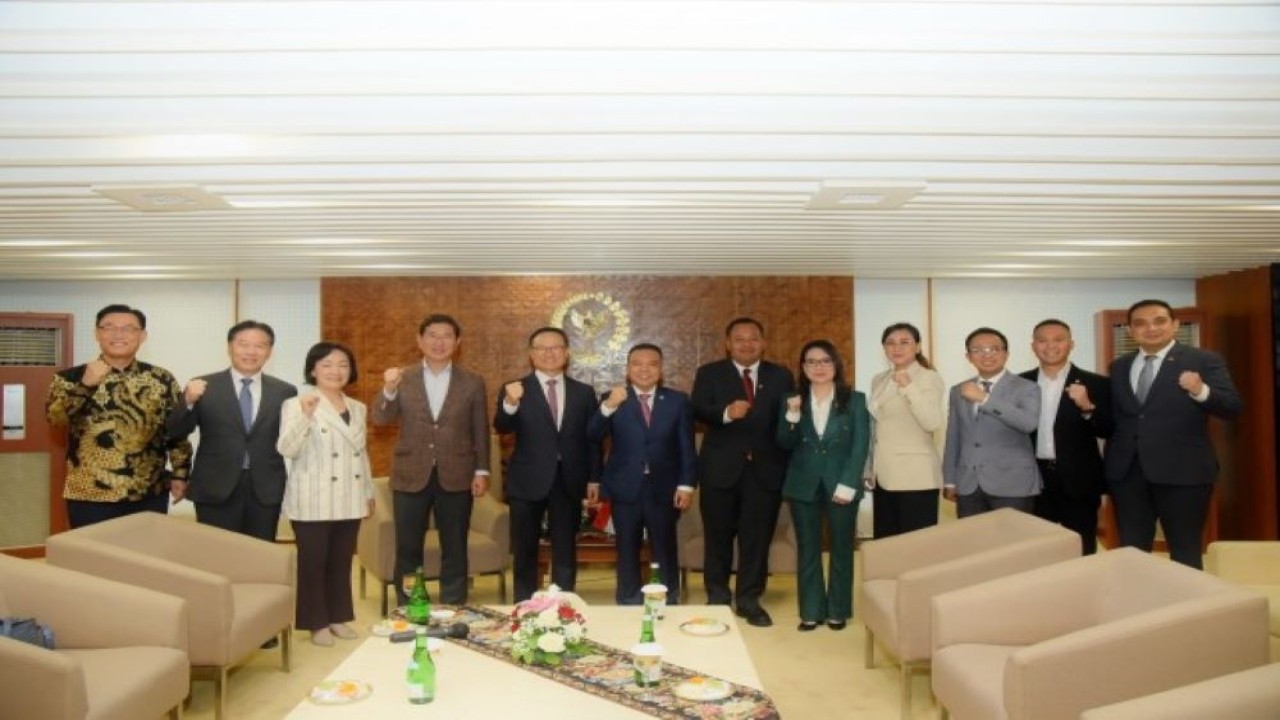 Anggota DPR RI Ade Rezky Pratama mendampingi Wakil Ketua DPR RI Sufmi Dasco Ahmad dalam foto bersama usai mengikuti pertemuan dengan rombongan Ketua Majelis Nasional untuk Kerjasama Pertahanan Korea Selatan Hong Young Pyo. (Runi/nr)