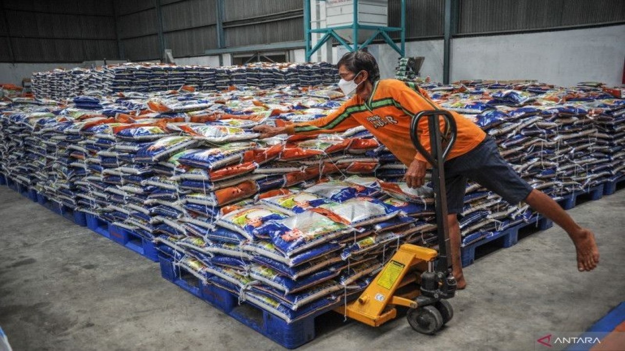 Seorang buruh angkut melakukan bongkar muat beras di Gudang Bulog Cisaranten Kidul Sub Divre Bandung, Jawa Barat, Kamis (20/10/2022). ANTARA FOTO/Raisan Al Farisi/rwa.