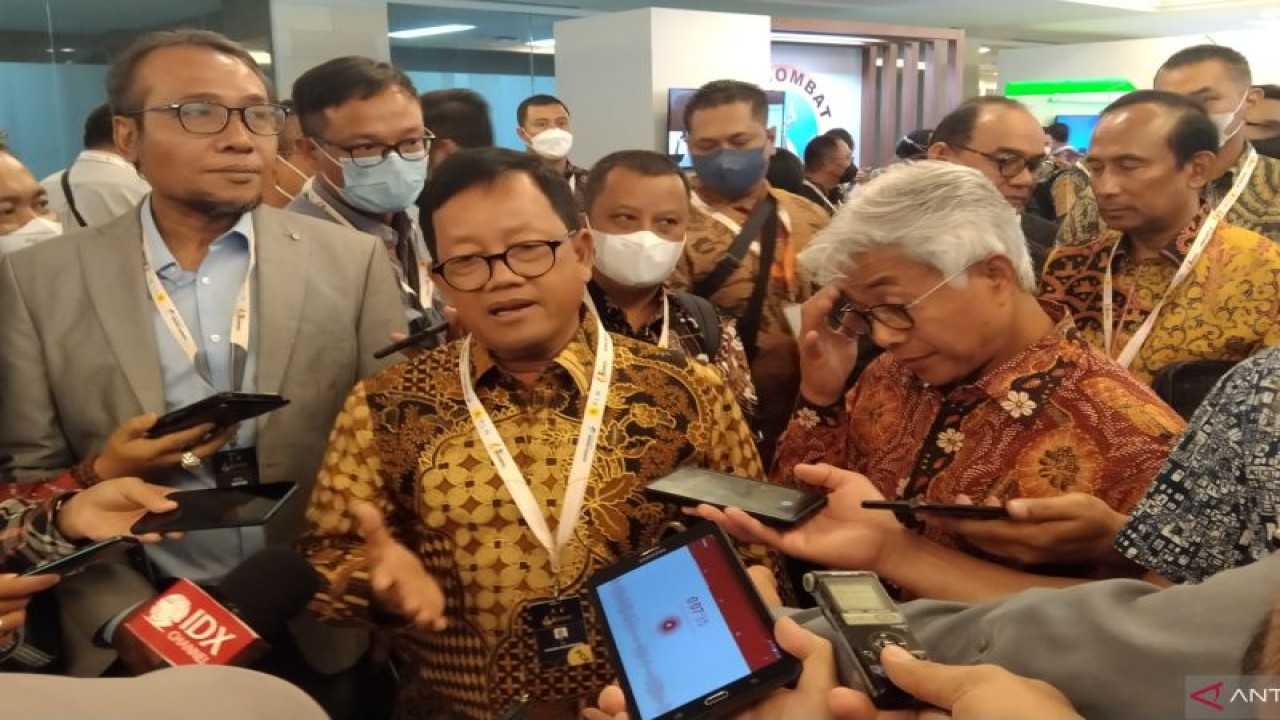 Ketua Komisi VII DPR RI Sugeng Suparwoto (kiri) bersama Kepala SKK Migas Dwi Sutjipto diwawancarai awak media pada konvensi internasional ke-3 industri Hulu Migas di Nusa Dua, Bali, Rabu (23/11/2022). ANTARA/Dewa Ketut Sudiarta Wiguna